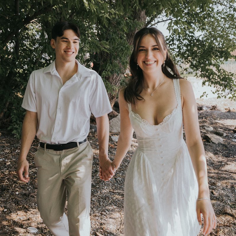 Cédric et Gabrielle marchent main dans la main sous les arbres